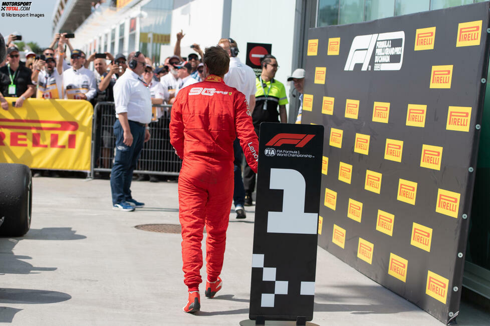 ... beim Kanada-Grand-Prix in Montreal, den er auf der Strecke gewinnt. Eine 5-Sekunden-Strafe aber wirft ihn auf P2 zurück. Kurzerhand stellt Vettel die Tafeln im Parc ferme um, reagiert beleidigt auf den aberkannten Sieg, kommt dann aber doch zur Siegerehrung. Wenige Wochen danach ...