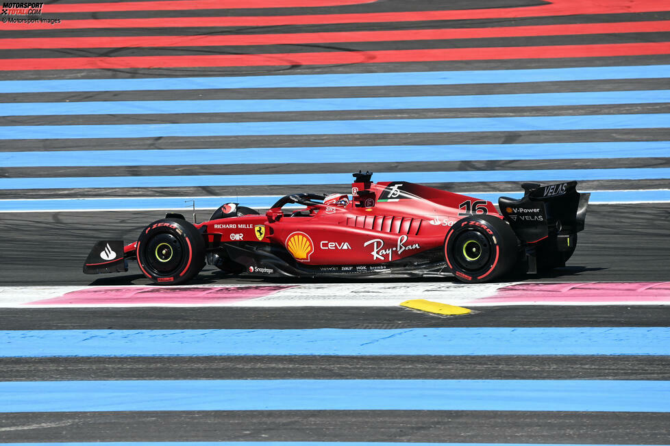 ... überzeugt derweil Ferrari mit der Bestzeit durch Charles Leclerc im ersten Training in 1:33.930 Minuten. Max Verstappen im Red Bull kommt bis auf ein Zehntel ran, Mercedes fehlt eine Sekunde. Gleiches Spiel ...