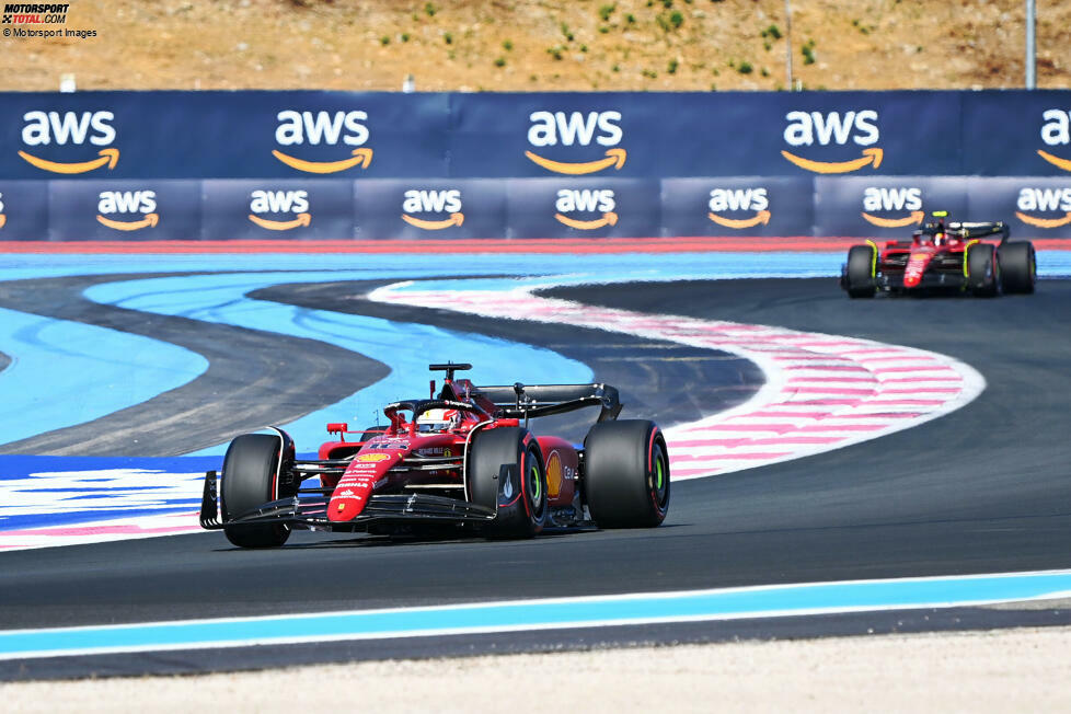 ... von Teamkollege Carlos Sainz, der ihn in Q3 im Windschatten gezogen hat. Bei Red Bull geht man allerdings davon aus, dass es für Leclerc auch ohne Spielchen gereicht hätte. Die Taktik konnte man anwenden, weil Sainz nach einem Motorwechsel ohnehin ganz am Ende startet, wie auch ...