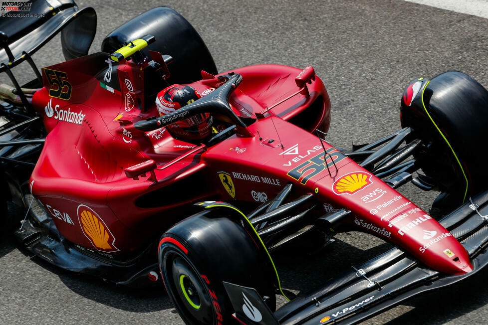 ... legt Carlos Sainz im zweiten Ferrari hin. Von Startplatz 19 kommend holt er noch P5, aber zwischendurch ist der Ferrari-Kommandostand mal wieder überfordert mit der Situation im Rennen. Leer aus ...