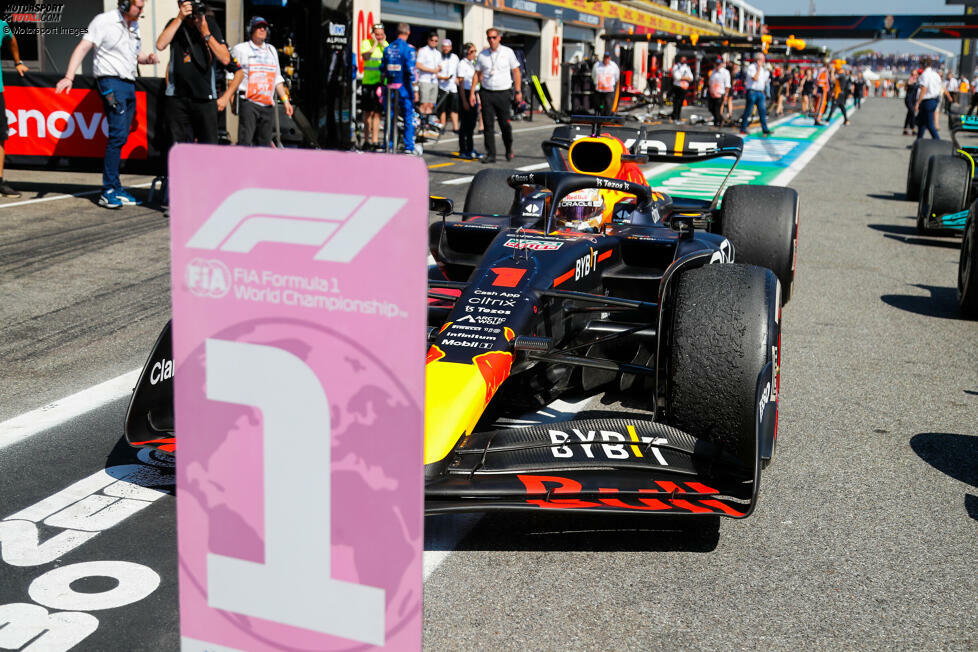 ... Max Verstappen im Red Bull, der Leclerc auf P2 ständig dichtauf gefolgt ist, aber nicht vorbeikam. Nach dem Aus des Gegners fährt Verstappen ungefährdet zum Sieg und baut seine WM-Führung weiter aus. Sein bestes Saisonergebnis ...