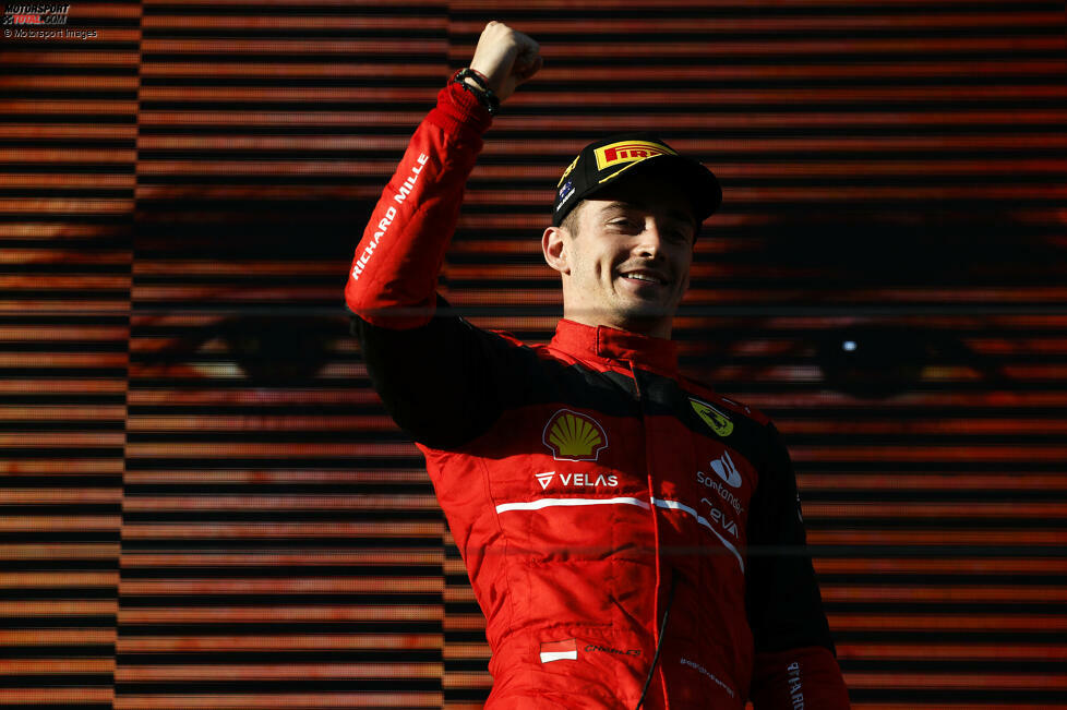 Nach drei Rennen schienen die WM-Chancen für Charles Leclerc riesig zu sein: 34 Punkte Vorsprung hatte er in der WM, sogar 46 auf Max Verstappen. Es folgte jedoch eine Serie von Pannen für den Ferrari-Piloten, ohne die der Titelkampf spannend hätte werden können. Wir schauen uns an, was Ferrari den Titel gekostet hat.