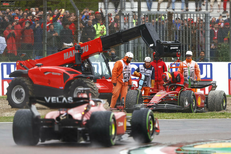 Imola: Das Heimspiel von Ferrari soll der nächste Triumph werden, wird aber zum Desaster: Carlos Sainz scheidet bereits am Start aus, Leclerc hat keine Chance gegen Verstappen und bringt sich mit einem Dreher in der Variante Alta bei der Jagd nach Sergio Perez um wichtige Punkte: Er wird nur Sechster.