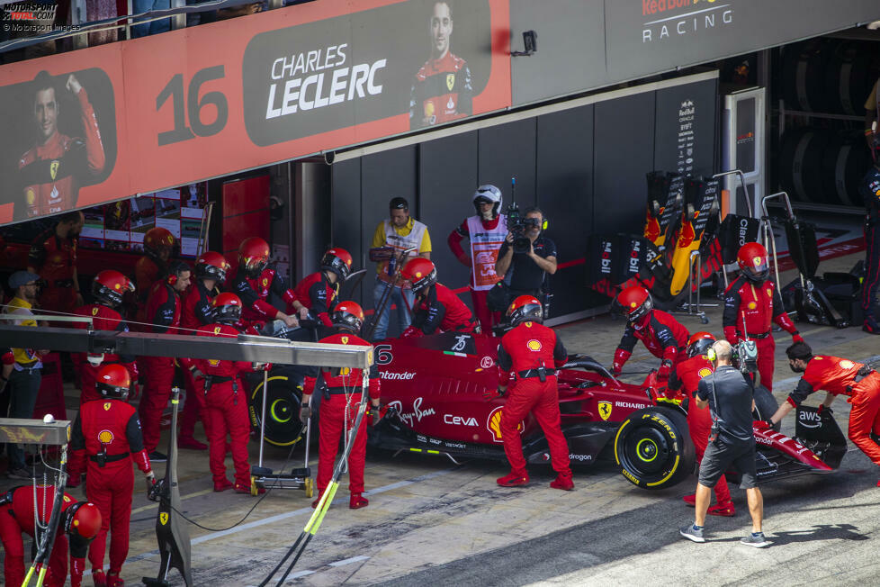 Barcelona: Während Max Verstappen ins Kiesbett abfliegt, sieht Leclerc in Spanien wie der sichere Sieger aus. Er fährt sich einen großen Vorsprung heraus, bis in Runde 28 sein Turbo den Geist aufgibt. Leclercs Rennen endet in der Garage, während Verstappen noch gewinnt und sich schon die WM-Führung schnappt.