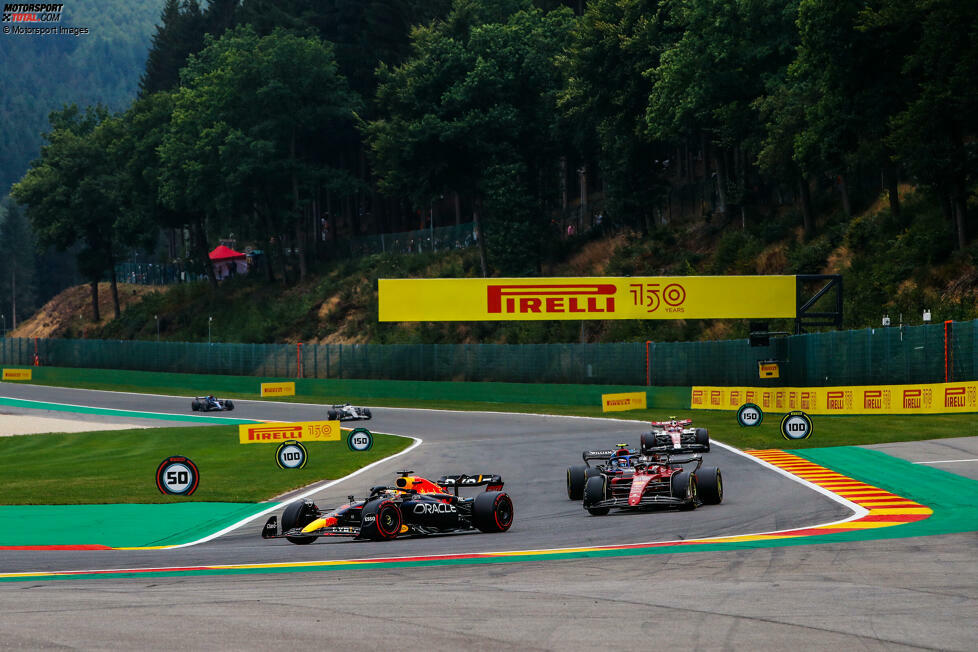 Spa: Ferrari zieht in Belgien die nächste Motorenstrafe - wie auch Verstappen. Doch während der Red-Bull-Pilot schnell wieder vorne ist, wird Leclerc nur Sechster. Erst zwingt ihn ein Abreißvisier in der Bremse zu einem unplanmäßigen Stopp, dann will er auf die schnellste Runde gehen - und fängt sich wegen Speeding eine Zeitstrafe ein.