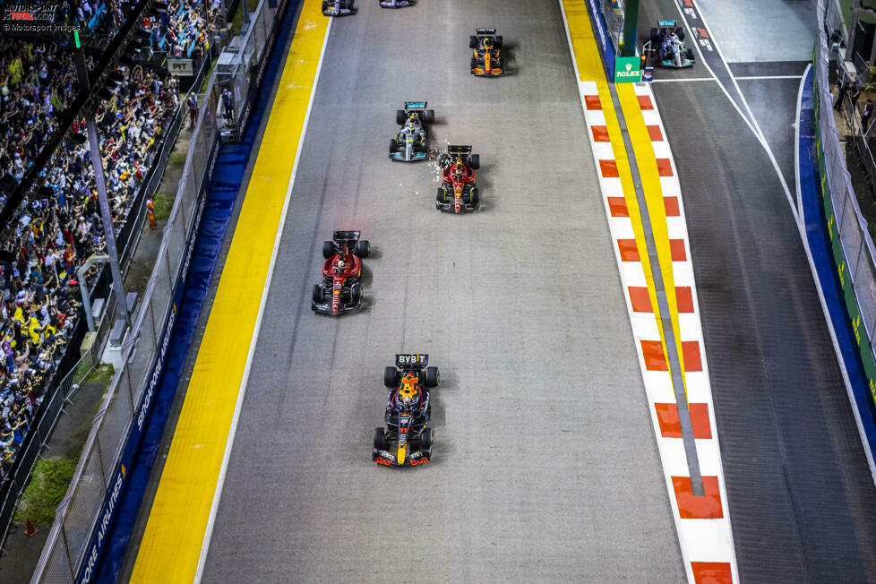 Singapur: Zum siebten Mal in Folge führt eine Leclerc-Pole nicht zum Sieg. In Singapur kommen am Start alle Piloten vorne auf der rechten Seite schlechter weg. Das nutzt Sergio Perez aus, um sich schon vor Kurve 1 in Führung zu setzen. Leclerc findet anschließend keinen Weg mehr vorbei.
