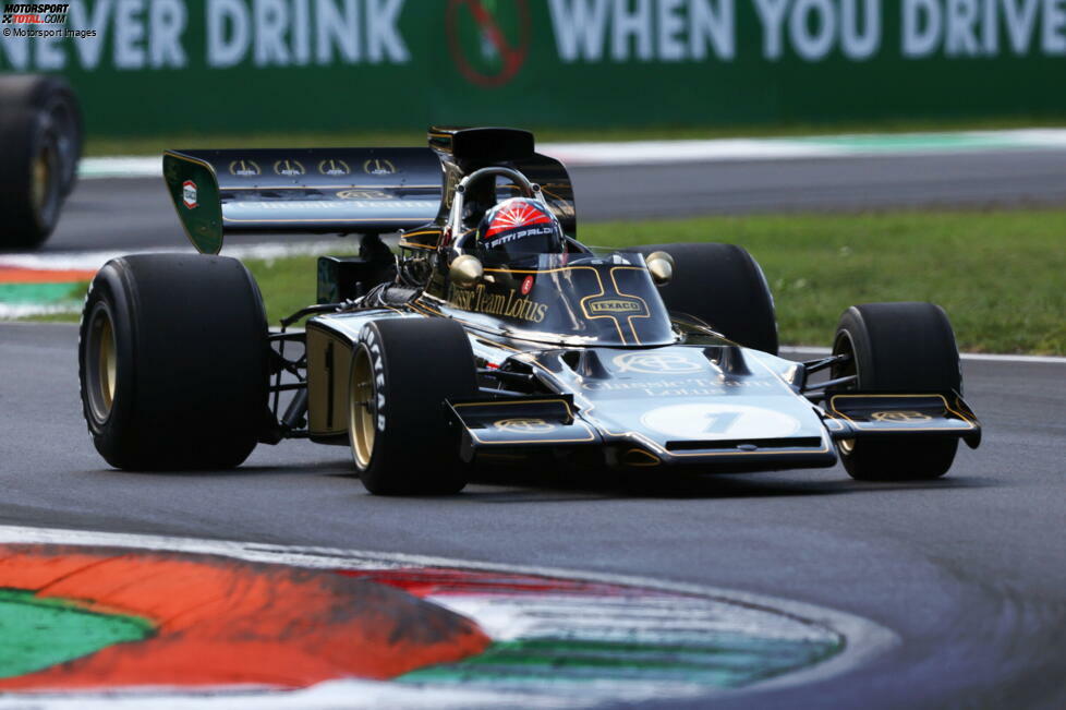 Den Anfang macht Ex-Champion Emerson Fittipaldi im Lotus-Ford 72. Mit diesem Modell gewann er 1972 den Fahrertitel für Lotus, als damals jüngster Weltmeister.