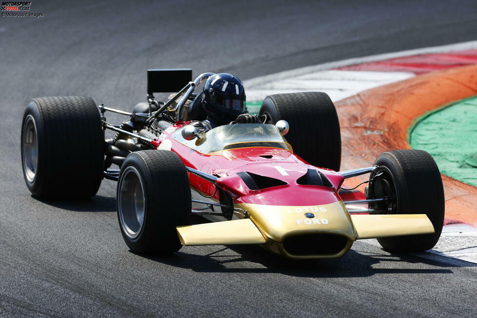 Weiter geht es mit dem Lotus 49, den Graham Hill 1968 steuerte, auf dem Weg zu seinem zweiten WM-Titelgewinn in der Formel 1. Hier sitzt sein Sohn Damon Hill im Auto, der 1996 ebenfalls Weltmeister wurde - auf Williams.