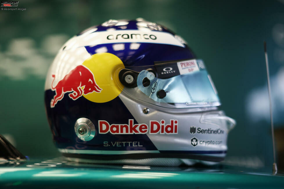 Sebastian Vettel fährt an diesem Wochenende mit einem Helm im Spezialdesign: Es ist eine Hommage an den verstorbenen Red-Bull-Boss Dietrich Mateschitz, der Vettels Karriere maßgeblich begleitet hat - Red Bull machte Vettel zum Formel-1-Fahrer und Weltmeister! Ebenfalls Red Bull ...