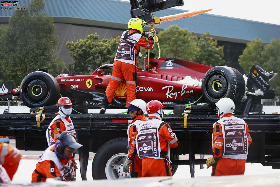 ... im zweiten Freien Training im Mittelsektor abfliegt und einschlägt. Er selbst bleibt unverletzt, das Heck seines Ferrari aber wird kräftig demoliert. Es ist nicht der einzige Schaden an diesem Freitag, denn ...