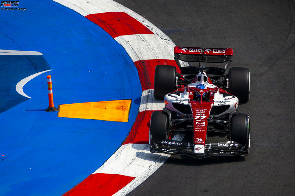 ... macht es Valtteri Bottas im Alfa Romeo. Er überzeugt durchweg im Qualifying und belegt am Ende den sechsten Platz, zwischen den beiden Ferrari, die nicht mitspielen im Kampf um die Poleposition. Ebenfalls nicht in Frage für P1 kommt ...