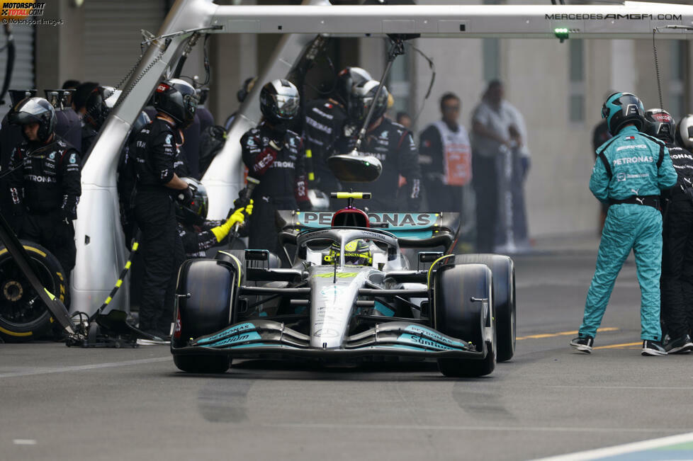 ... besteht im Rennen durch Mercedes, aber Lewis Hamilton und George Russell sind zu konservativ bei der Reifenwahl und sind damit zu langsam. Hamilton wird deutlicher Zweiter und ...