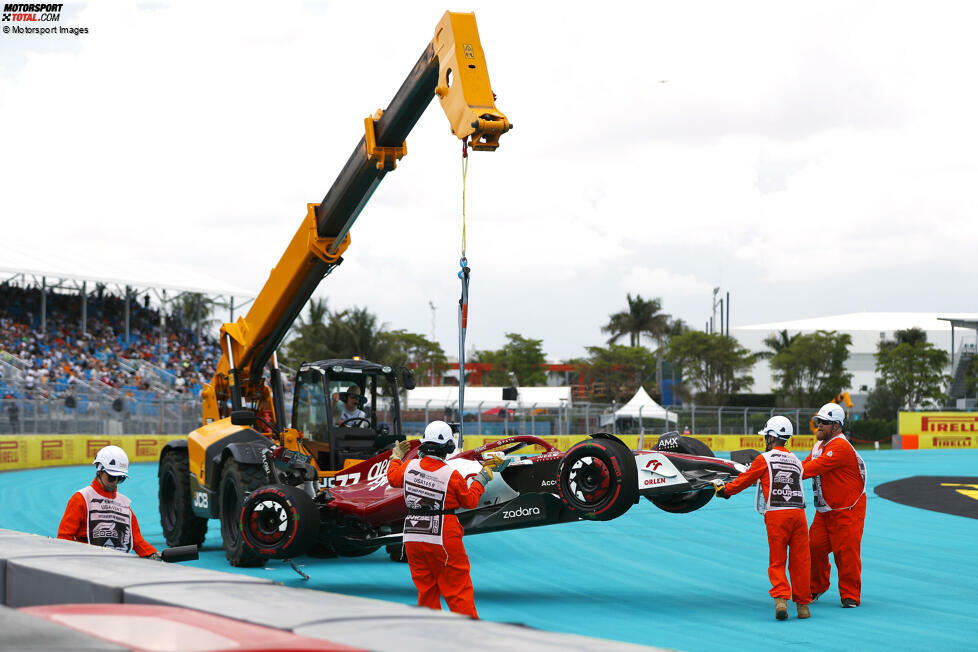 ... Valtteri Bottas im Alfa Romeo, der als Erster einen Unfall baut auf dem neuen Miami International Autodrome, in Kurve 7. Deshalb verpasst Bottas auch das komplette zweite Training, in dem ...