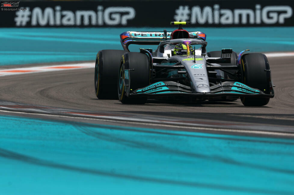 ... bleibt damit vor seinem Ex-Teamkollegen Lewis Hamilton im besten Mercedes W13 auf P6. George Russell dagegen verfehlt als Zwölfter die Top 10 und startet am Sonntag im Grand Prix direkt vor ...