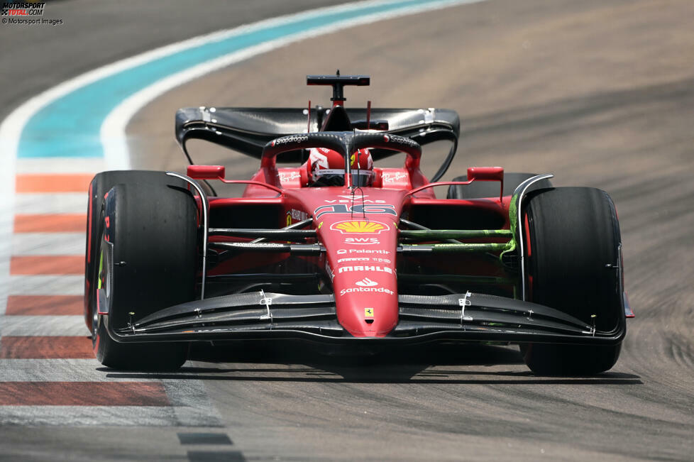 Im Qualifying regiert Charles Leclerc im Ferrari F1-75 und sichert sich im fünften Anlauf 2022 zum dritten Mal die Poleposition. Neben ihm in Reihe eins steht am Sonntag sein Teamkollege Carlos Sainz, denn ...