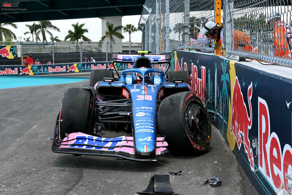 ... Esteban Ocon, der seinen Alpine A522 im dritten Training bei Kurve 14 in die Mauern setzt, wie schon Ferrari-Mann Carlos Sainz am Tag zuvor. Bitter für Ocon: Sein Auto ist so schwer beschädigt, dass ...