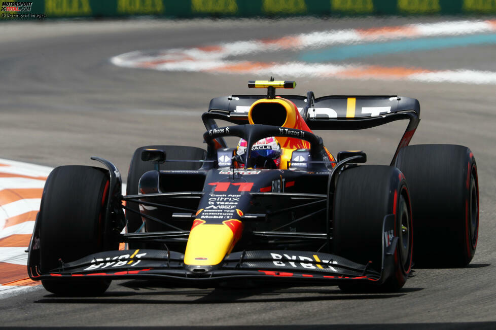 ... Sergio Perez im Red Bull RB18, nämlich im dritten Freien Training mit 1:30.3 Minuten auf Soft-Reifen. Er bleibt damit knapp vier Zehntel hinter der Freitagsbestzeit von Mercedes-Fahrer George Russell zurück. Aber: Ferrari und Red Bull wirken wie die Favoriten auf die Poleposition. Ganz anders ...