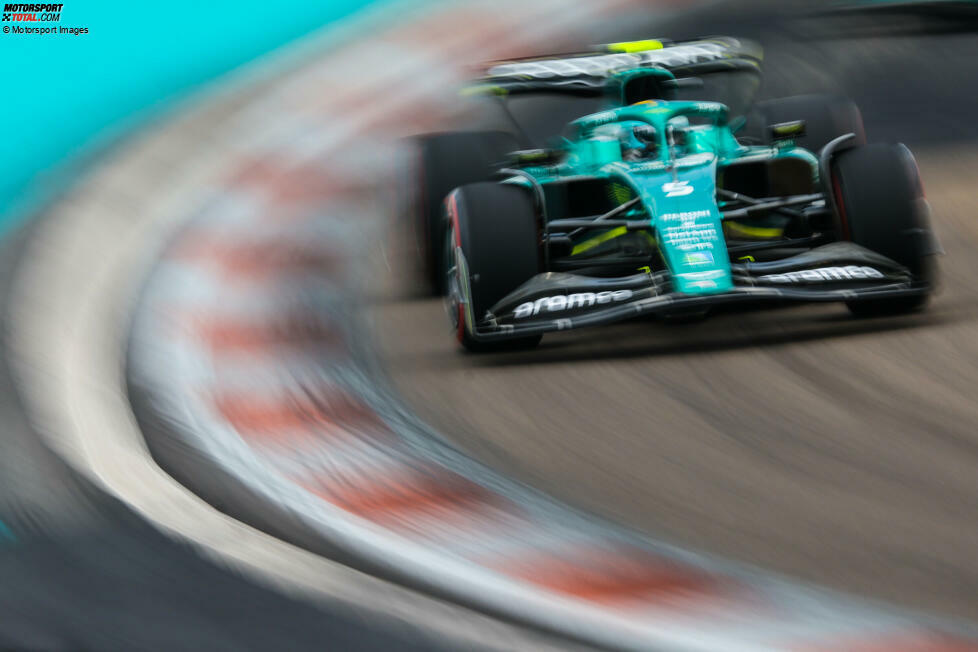 ... Sebastian Vettel im Aston Martin AMR22, der deutlich das Nachsehen hat gegen Lance Stroll im Schwesterauto, denn Stroll fährt sich in Q3 und holt Startplatz zehn. Sieger im Teamduell dagegen wird ...