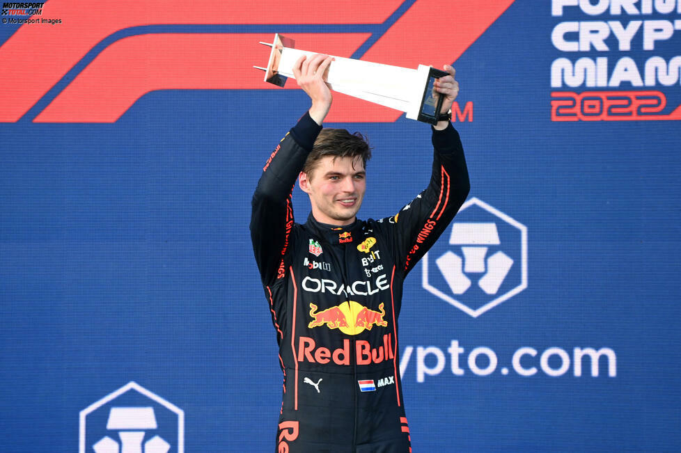 Max Verstappen im Red Bull gewinnt den ersten Miami-Grand-Prix der Formel 1 dank eines Überholmanövers gegen Polesetter Charles Leclerc im Ferrari, der im Rennen zunächst geführt hat. Verstappen wehrt ...