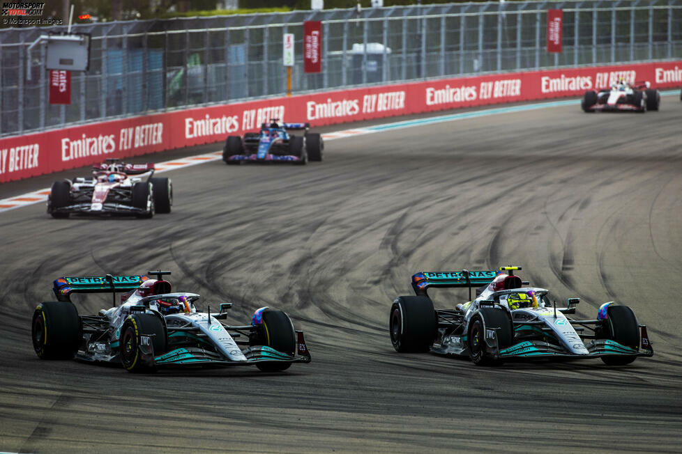 ... folgen die beiden Mercedes, George Russell vor Lewis Hamilton. Russell aber profitiert von einer Safety-Car-Phase und hat im direkten Duell mit Hamilton die besseren Reifen, überholt den Ex-Champion gleich zweimal im Rennen für P5. Hamilton wird Sechster, aber ...