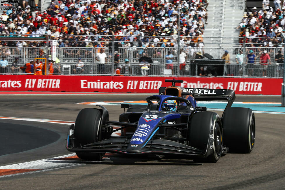 ... die große Überraschung ist Alexander Albon im Williams, der zum zweiten Mal dieses Jahr in die Punkteränge vorstößt. Die späten Zwischenfälle macht er sich zunutze und staubt P9 ab, weil ...