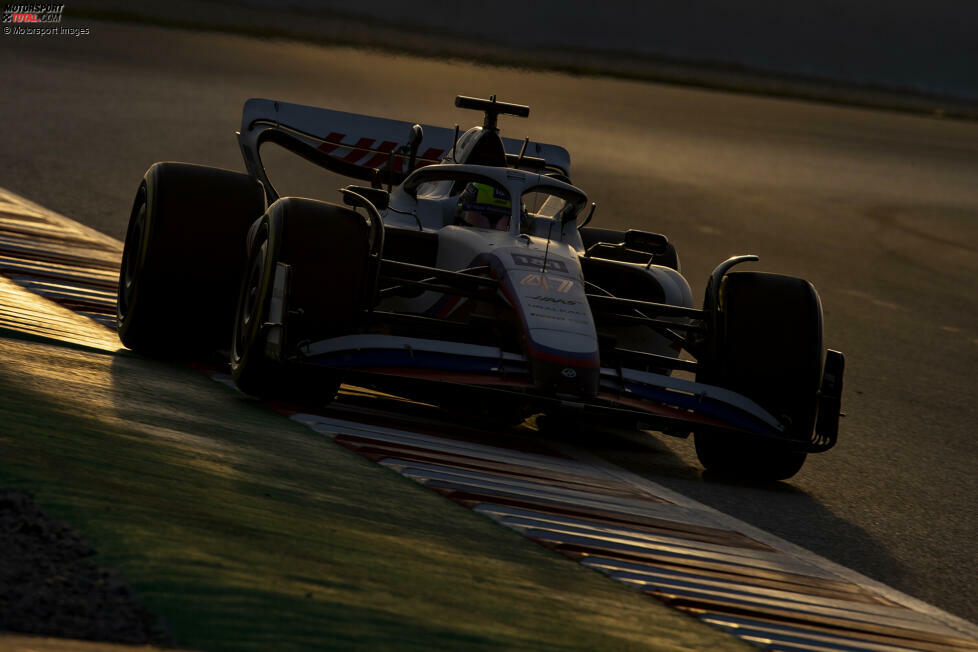 Formel-1-Fahrer Mick Schumacher hat seinen ersten Testeinsatz im neuen Haas VF-22 für die Saison 2022 hinter sich gebracht. Hier sind die Bilder zu seiner Probefahrt in Barcelona!