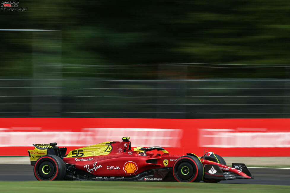 ... beginnt das erste Freie Training und der Ferrari F1-75 zeigt sich erstmals in seiner Sonderlackierung für Monza: Neu sind das Modena-Gelb auf der Motorhaube und ...