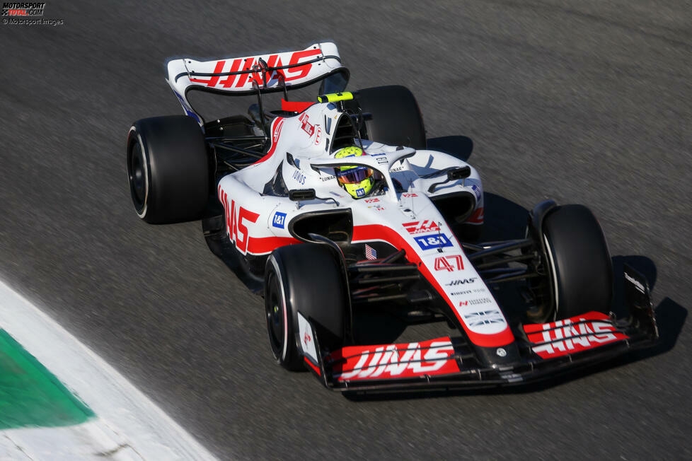 ... im Qualifying bemerkbar: Im letzten Versuch verbremst sich Schumacher im Haas VF-22, belegt nur P20 und fällt gleich in Q1 raus. Aufgrund einer Motorenstrafe wird er ohnehin nach hinten versetzt in der Startaufstellung. Und auch ...