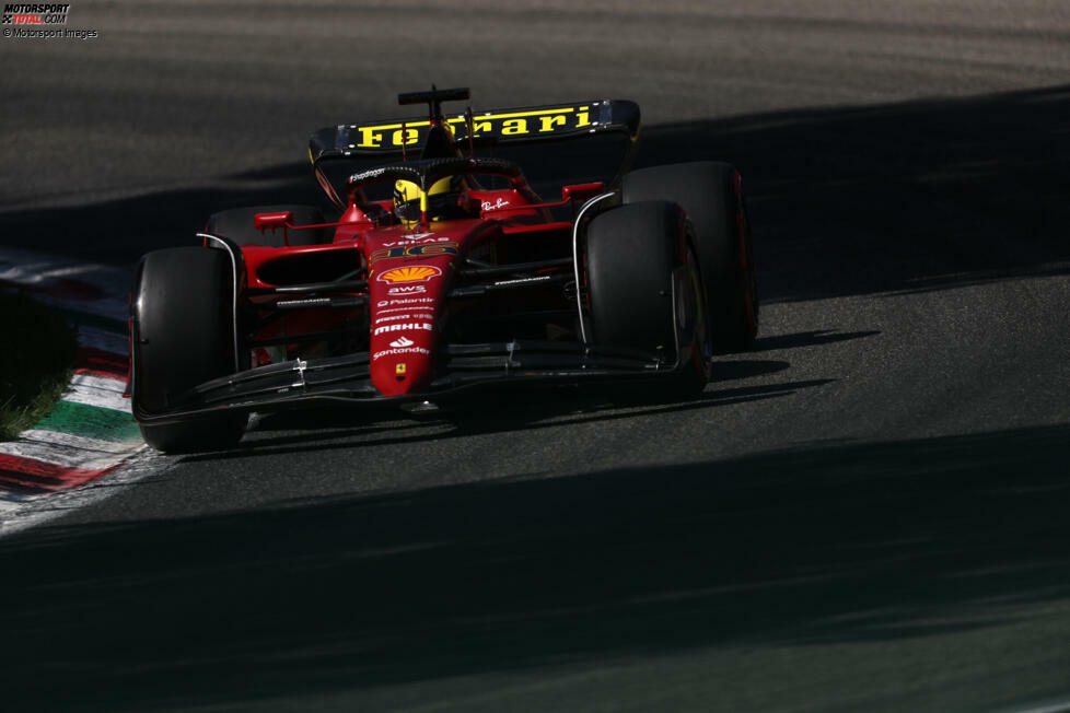 ... sorgt Charles Leclerc im Ferrari F1-75 für Jubel bei den Tifosi: Er stellt das Auto in Sonderlackierung mit 1:20.161 Minuten auf die Poleposition beim Ferrari-Heimrennen in Monza! Zweiter im Qualifying wird &MV für Red Bull vor &CS im anderen Ferrari. Aber ...