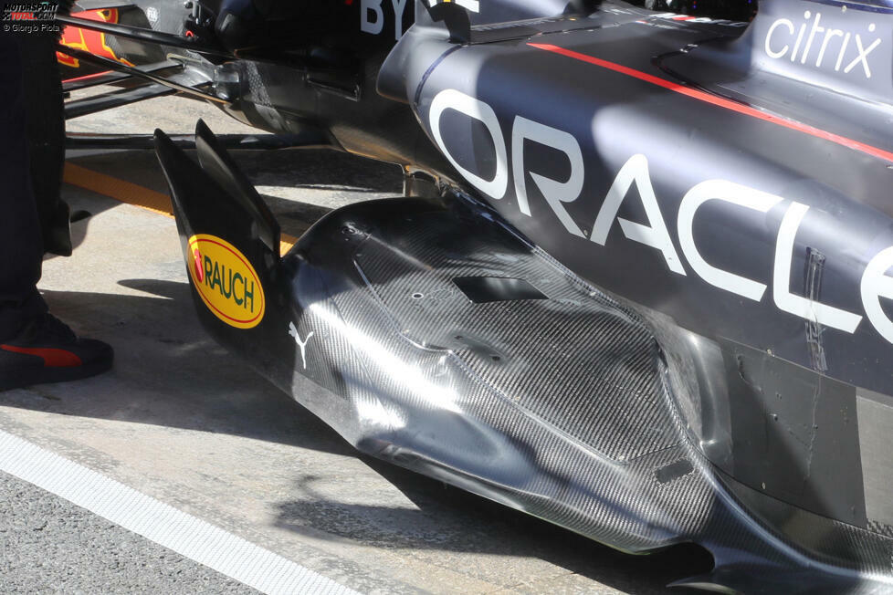 ... ein weiteres Foto von Piola zeigt, wie stark eingeschnitten die Seitenkästen wirklich sind. Red Bull geht hier definitiv einen sehr extremen Weg. Mehr von diesen besonderen Seitenkästen ist ...