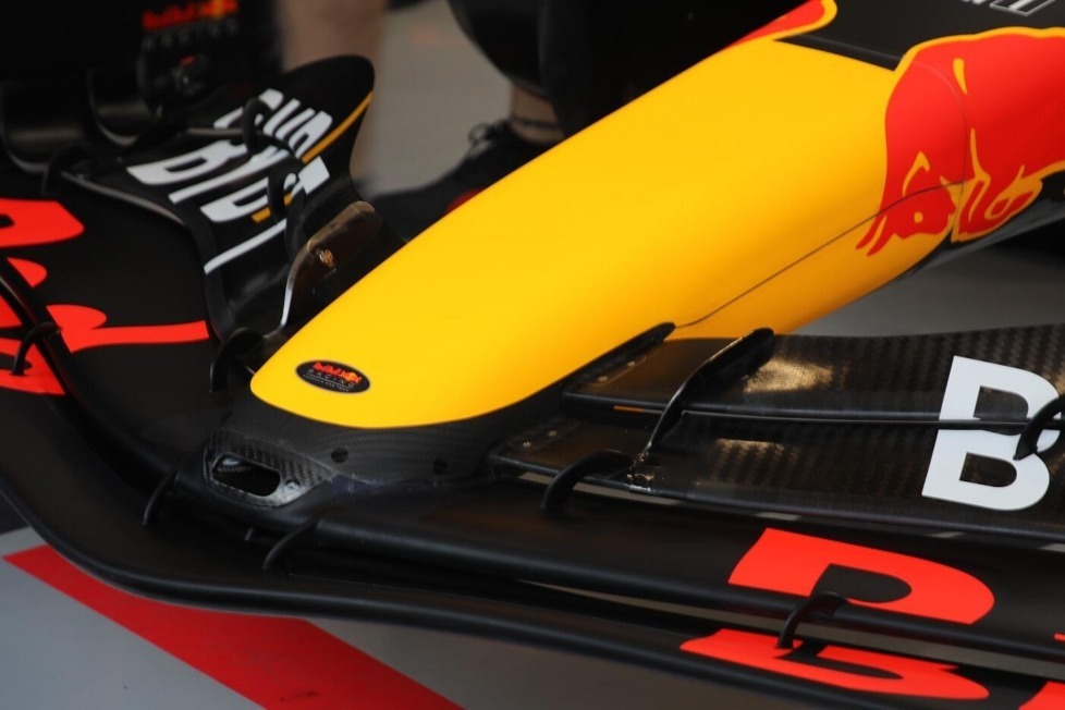 Der neue Red Bull RB18 hatte beim Testauftakt in Barcelona vor der Formel-1-Saison 2022 seinen ersten öffentlichen Auftritt, und das Auto überraschte mit einigen Technik-Details!