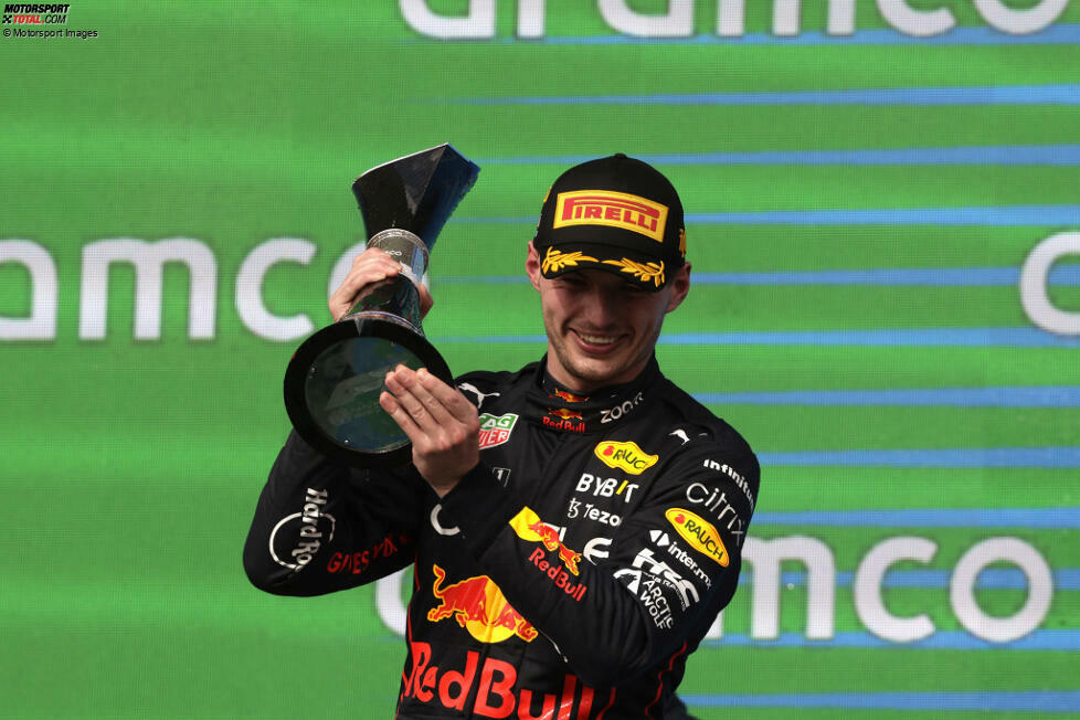 #1: Max Verstappen ist der erste und bislang einzige Fahrer, dem in einer Formel-1-Saison 15 Siege gelingen. Er schafft das in seiner zweiten WM-Saison 2022, dem Jahr seiner Titelverteidigung bei Red Bull. Das macht eine Erfolgsquote von gut 68 Prozent. Bereits in seinem ersten WM-Jahr 2021 hatte er 10 der 22 Rennen gewonnen.