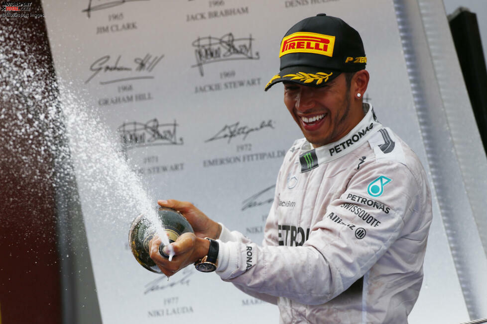 #4: Lewis Hamilton schafft gleich mehrfach in seiner Karriere und immer für Mercedes 11 Siege in nur einer Rennsaison, nämlich 2014, 2018, 2019 und 2020. Letzteres bei 17 Grands Prix, was eine Quote von rund 65 Prozent bedeutet. Hamilton ist außerdem noch mehrfach mit 10, 9 und 8 Siegen in der Bestenliste vertreten.