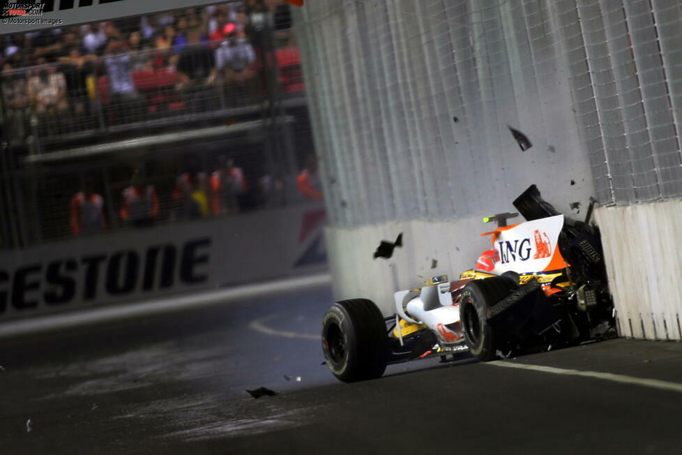 Man holte Alonso früh in die Box und Nelson Piquet crashte kurz darauf in die Wand und holte das Safety-Car hervor, das den Spanier nach vorne spülte. Der Betrug flog ein Jahr später auf, und Briatore und Symonds wurden gesperrt. Alonso bestreitet bis heute, davon gewusst zu haben, obwohl seine Taktik merkwürdig war.