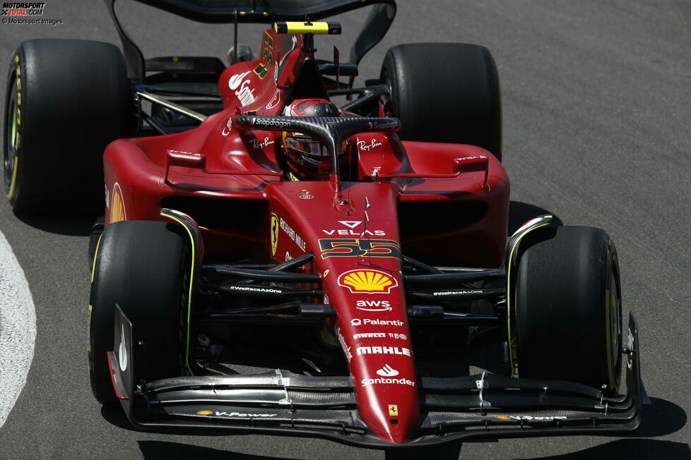 ... das zweite Freie Training, das bei strahlendem Sonnenschein ausgetragen wird. Dieses Mal ist Carlos Sainz im Ferrari F1-75 der schnellste Mann. Mit 1:28.942 Minuten erzielt er die erste relevante Zeit des Wochenendes in Silverstone, und überraschend auf P2 landet ...