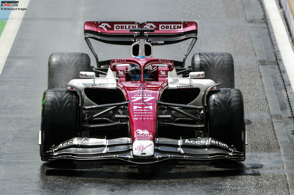 Regen im ersten Freien Training: Das nutzt Valtteri Bottas im Alfa Romeo C42 und erzielt die erste Bestzeit seines Teams seit 2018, auf Intermediates. Immerhin drehen im Nassen alle Fahrer mindestens je eine Runde, aber ...