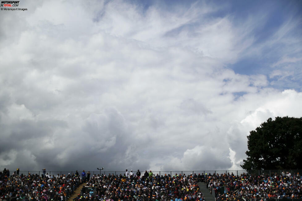 ... vor vollen Rängen schon am Freitag in Silverstone. Die vielen Zuschauer harren selbst im Regen aus, und davon kommt womöglich im weiteren Wochenend-Verlauf noch mehr: Auch für Samstag (Training ab 13 Uhr und Qualifying ab 16 Uhr) ist Mischwetter vorhergesagt!