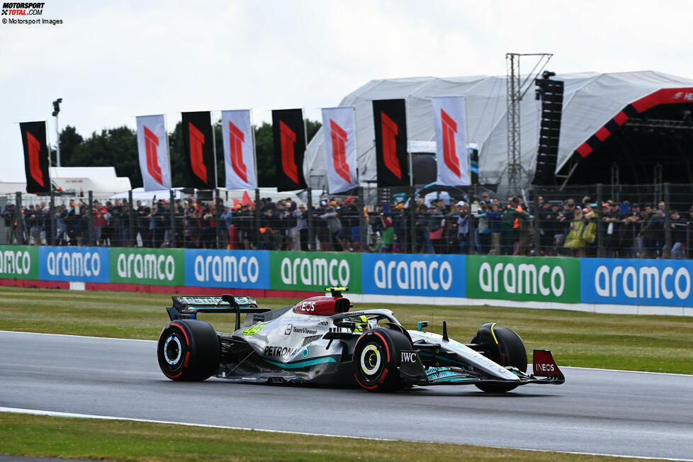 ... Lewis Hamilton im Mercedes W13. Zwar leidet der Silberpfeil erneut unter Bouncing, aber das Auto wirkt deutlich besser als zuletzt, sowohl über eine Runde als auch im Longrun. Ähnlich stark präsentiert sich ...