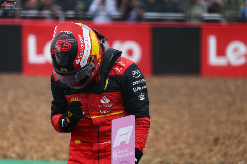 ... am Ende jubelt Carlos Sainz im Ferrari F1-75 über die Poleposition in Silverstone, seine erste überhaupt! Er setzt sich mit 1:40.983 Minuten auf Intermediates durch, und zwar auch, weil ...
