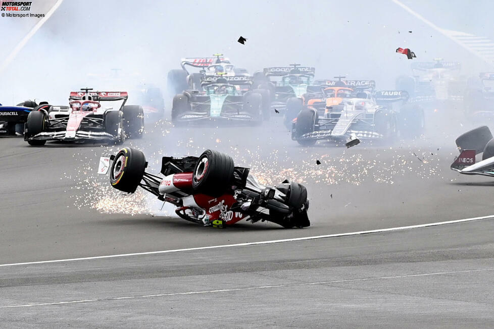 Ein schwerer Unfall mit Überschlag von Guanyu Zhou im Alfa Romeo C42 überschattet den Start in Silverstone. Lange ist unklar, wie dieser Unfall ausgeht - das Fernsehen zeigt die Auflösung erst, als klar ist, dass Zhou unverletzt geblieben ist.