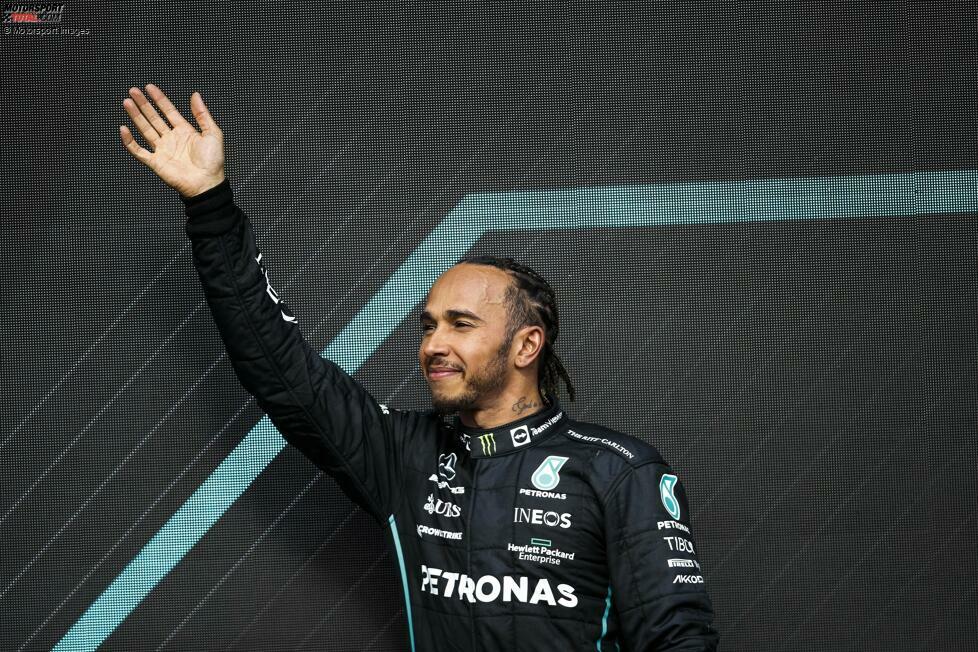 ... sichert sich, sehr zum Jubel der rund 140.000 Fans in Silverstone, Ex-Champion Lewis Hamilton im Mercedes W13, nach einem beherzten Auftritt und einigen Führungsrunden. Max Verstappen dagegen ...