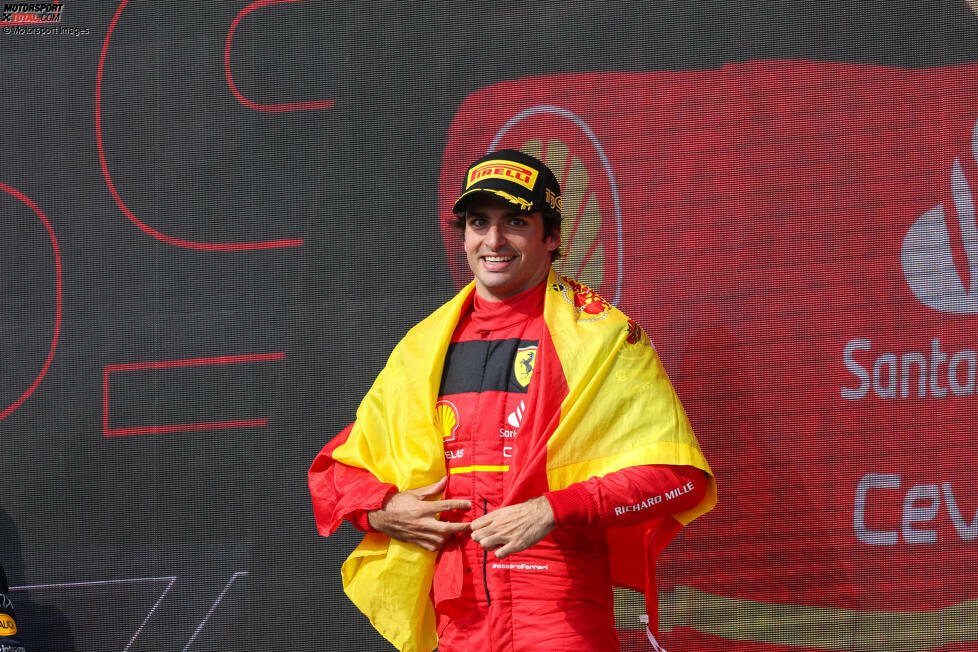 ... Carlos Sainz im Ferrari F1-75 einen Premierensieger sieht: Der Spanier gewinnt erstmals in der Formel 1, obwohl sein Speed zwischendurch nicht der beste war. Eine späte Safety-Car-Phase aber ebnet ihm den Weg. P2 geht an ...