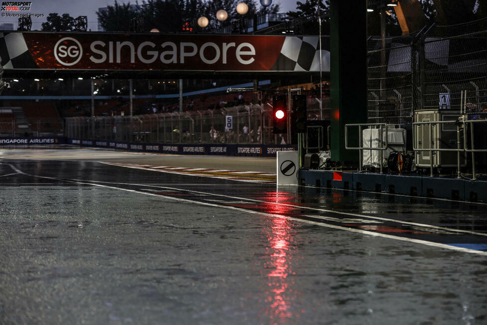 Der Samstag beginnt in Singapur erst einmal mit Warten. Den aufgrund des starken Regens bleibt die Boxengasse in der ersten Hälfte des dritten Trainings geschlossen. Zumindest gibt es 30 Minuten Action und im Anshcluss auch ein packendes Qualifying, in dem ...
