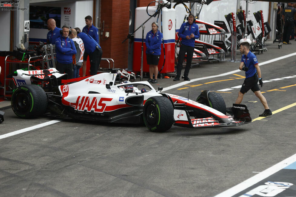 ... Kevin Magnussen im Haas VF-22 obendrein für eine Rotphase sorgt: Er rollt ausgangs La Source aus, mit technischem Defekt. Die Bergung des Autos zieht sich hin, weil es noch elektrisch aufgeladen ist. Dann im zweiten Training ...