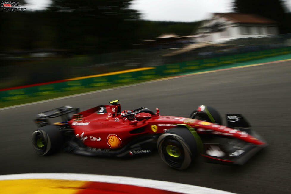 Mit 1:46.538 Minuten auf Soft eröffnet Carlos Sainz das Rennwochenende in Spa-Francorchamps mit der Bestzeit im ersten Freien Training, knapp vor Charles Leclerc im zweiten Ferrari F1-75 und zwei Zehntel vor Max Verstappen im Red Bull RB18. Probleme dagegen ...