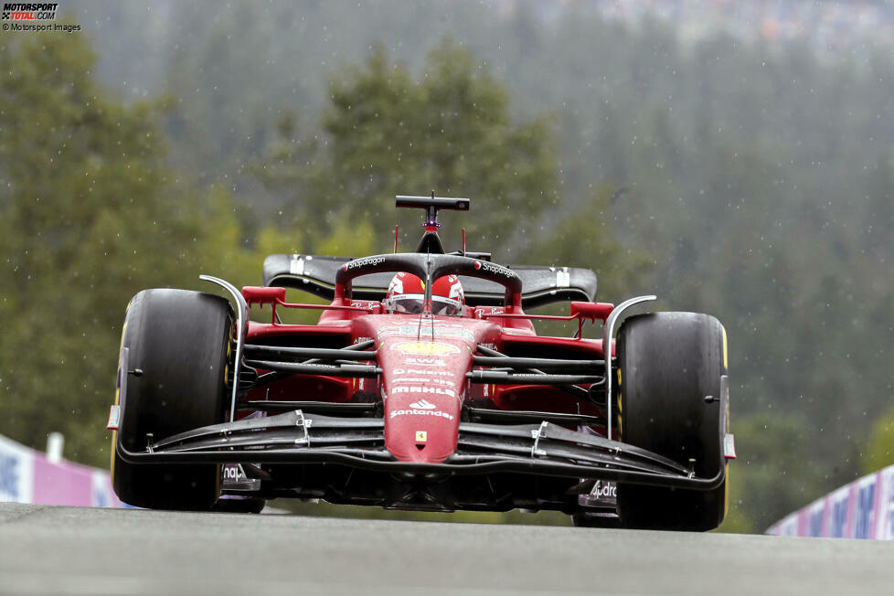 ... der zweitplatzierte Charles Leclerc im Ferrari F1-75 von der Rundenzeit Verstappens erfährt, entfährt es ihm am Funk: 