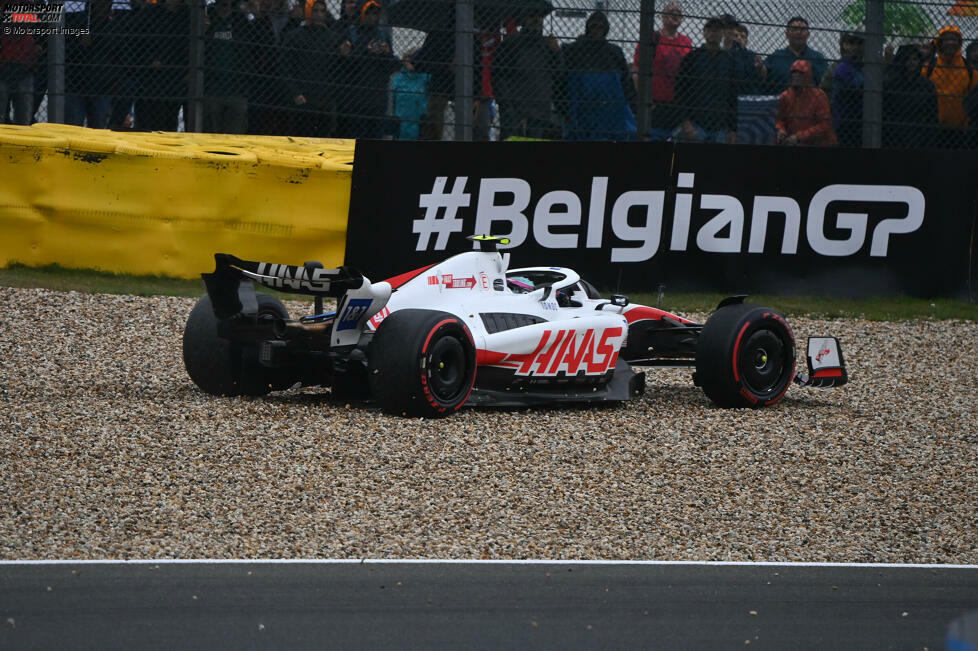 ... läuft es für die meisten Fahrer technisch gut, aber leichter Regen macht die Strecke rutschig. Nicht nur Mick Schumacher (Foto) rutscht in der Passage Les Combes von der Strecke, zu einem Unfall kommt es nicht. Am schnellsten ...