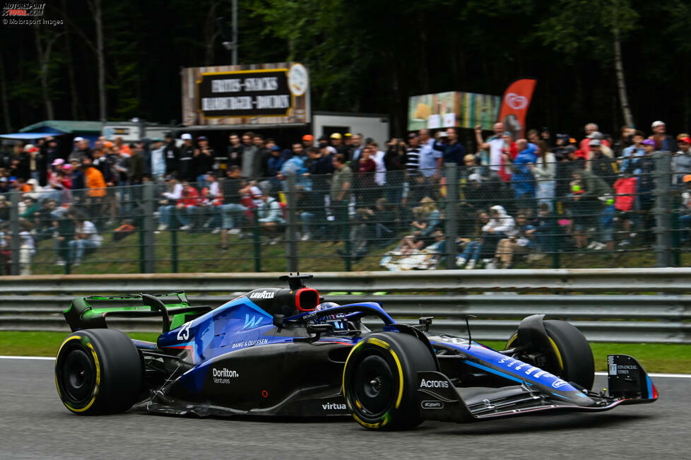 ... Alexander Albon im Williams FW44 macht nochmal Boden gut, startet von P6. Zuvor aber hat er sich im Qualifying mit einer starken Leistung einen Top-10-Platz gesichert und Teamkollege Nicholas Latifi erneut deklassiert. Und wie all das ausgeht? Das ...