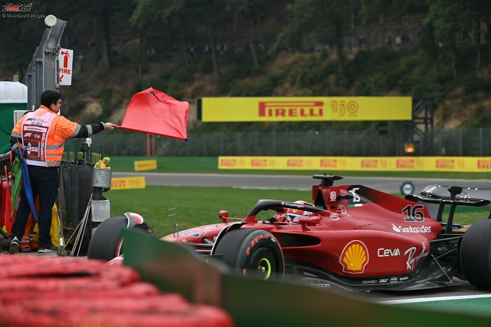 ... Charles Leclerc im Ferrari F1-75 läuft es nicht rund: Ein Abflug samt Kiesbett-Besuch und (leichtem) Einschlag an den Banden lässt eine Rotphase folgen. Glück im Unglück: Leclerc kriegt sein Auto wieder flott, kann an die Box zurückfahren, mit nur leichten Schäden. Im Qualifying ...