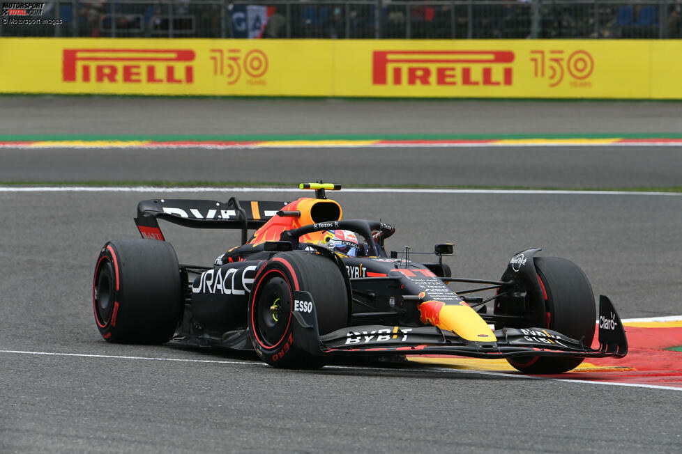 Im dritten Freien Training am Samstag ist Sergio Perez im Red Bull RB18 der schnellste Mann, mit 1:45.047 Minuten auf Soft-Reifen. P2 geht an seinen Teamkollegen Max Verstappen vor Carlos Sainz im Ferrari F1-75, aber der liegt schon fast acht Zehntel zurück! Fast gar nichts ...